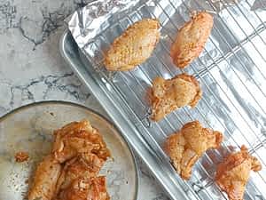 las alitas colocadas encima de la rejilla en la bandeja