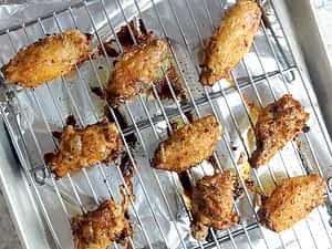 las alitas horneadas siguen en la bandeja