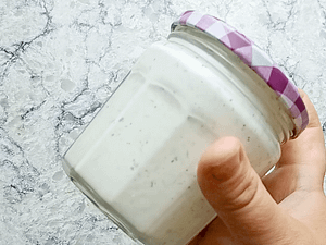 agitando los ingredientes en un frasco