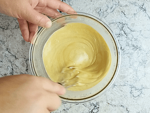 batiendo todos los ingredientes con una varillas maual