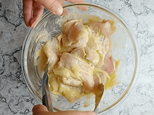 mezclando toda la draga con las tiras de pollo