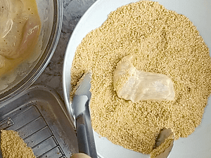 rebozando el pollo con pan rallado