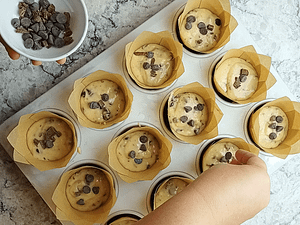 la masa en el molde, esparciendo chispas de chocolate encima antes de hornear