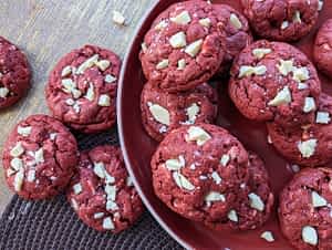 galletas red velvet con chispas de chocolate blanco
