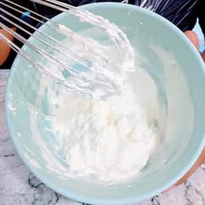 nata batida a mano hasta picos rígidos