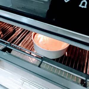 deja la tarta de queso en el horno para enfriar