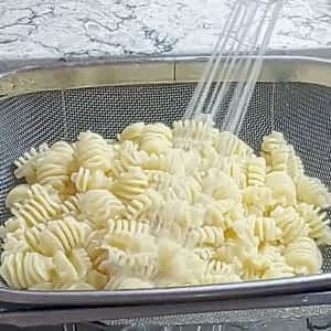enjuagar la pasta con agua fría