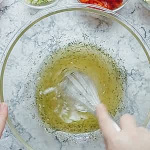 mezclando los ingredientes del aderezo