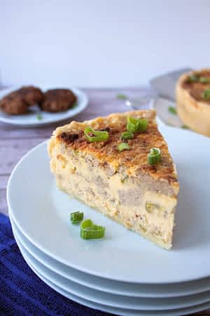 un trozo de quiche de salchicha y queso