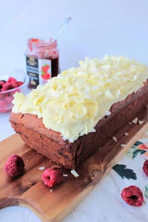 el pastel entero de chocolate blanco con mermelada adentro