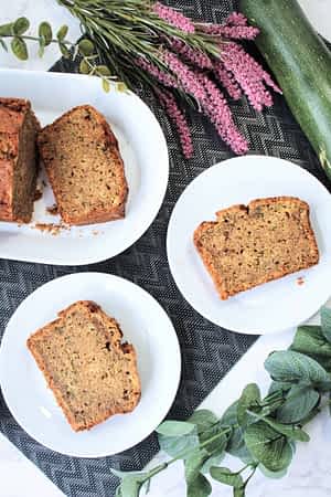 trozos de bizcocho de calabacín en platos