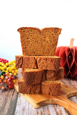 pila de cuatro trozos de bizcocho de calabaza esponjoso