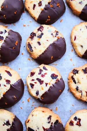 galletas de arándanos rojos, naranja, y chocolate en una bandeja