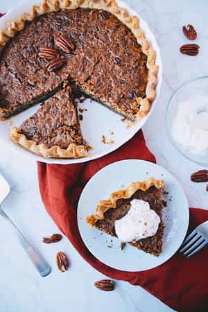 pie de nueces pecanas y un trozo