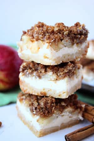 una pila de 3 barritas de cheesecake de manzana