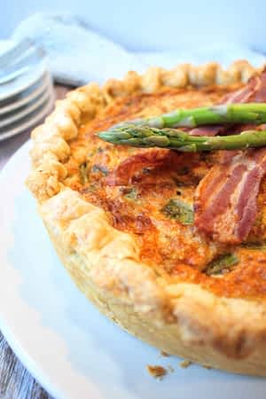 Receta para hacer Quiche de Beicon y Espárragos quiche de beicon y espárragos en un plato de servir