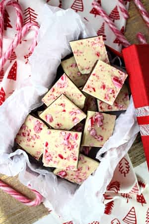 una caja con las láminas de chocolate y menta