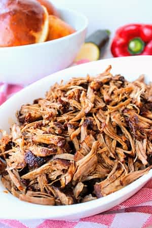 pulled pork en un cuenco con panecillos