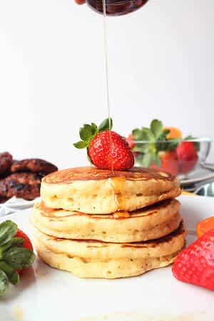 sirope de arce goteando encima de tortitas