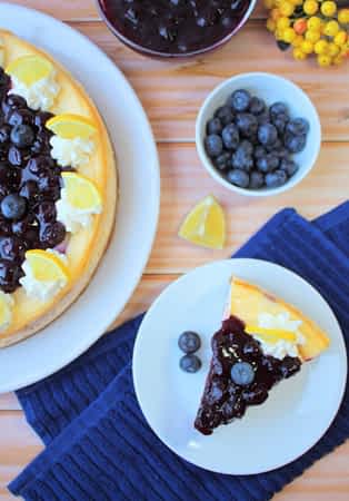 trozo y cheesecake de arándanos