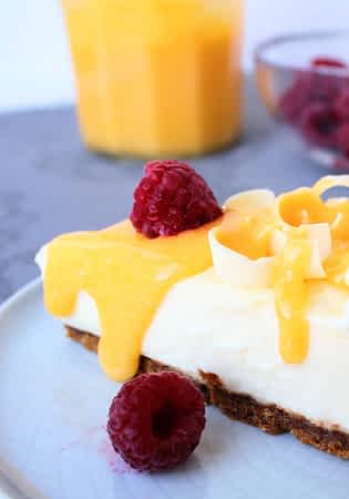 vista de cerca de la salsa de limón encima de cheesecake