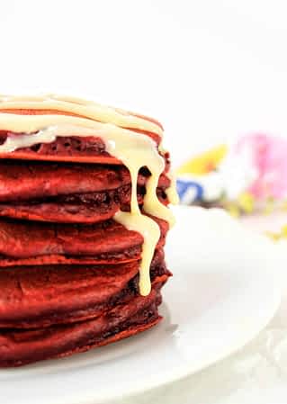 salsa de chocolate blanco goteando