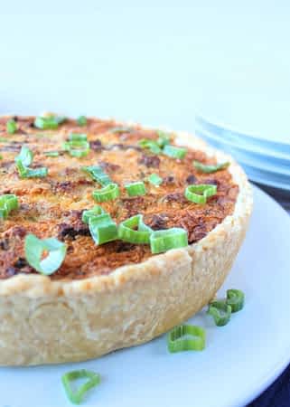 vista de lado de una quiche de salchicha y queso