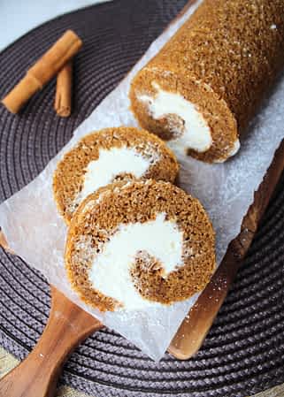 trozos de brazo gitano de calabaza con queso crema