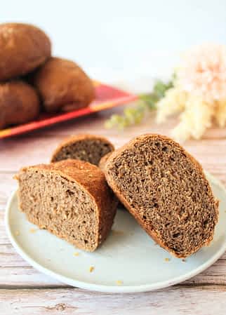 rodajas de pan integral en un plato