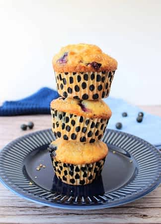 tres muffins de arándanos en una torrecita