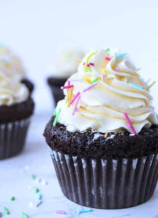 cupcake de chocolate con buttercream de merengue suizo