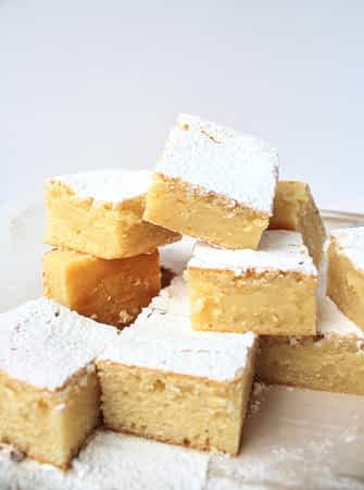 un montoncito de brownies de chocolate blanco