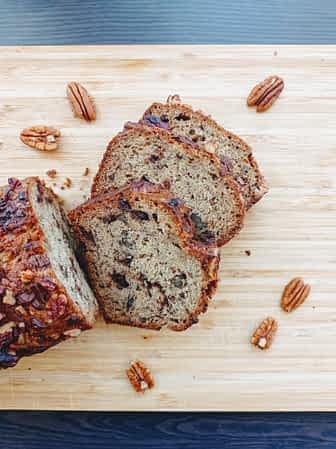 Porciones del bizcocho de plátano con pecanas alrededor