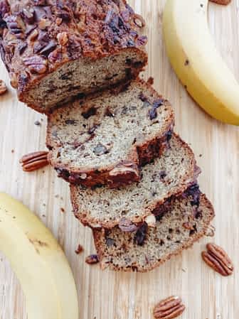 Un bizcocho de plátano cortado en porciones