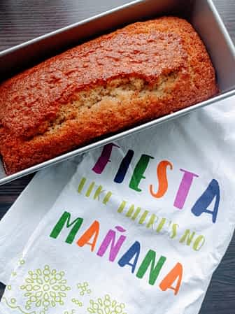 un molde con bizcocho de semillas de amapola