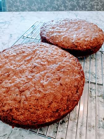 dos bizcochos de zanahoria enfriando en una rejilla