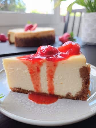 trozo de tarta de queso con salsa de fresa