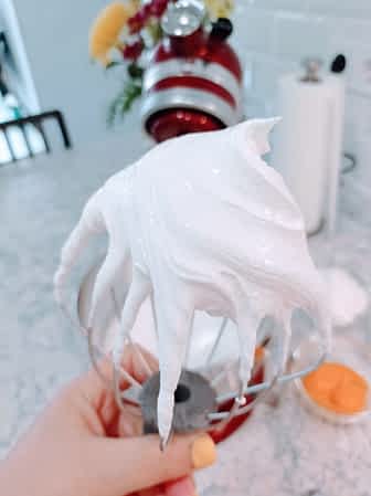 los picos rígidos de los claros de huevo y el azúcar