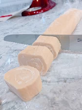 usando un cuchillo serrado para cortar el cilindro en rolls
