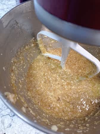 la masa inicial en un tazón con grumos de mantequilla