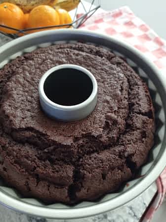 bizcocho de chocolate horneado en un molde Bundt