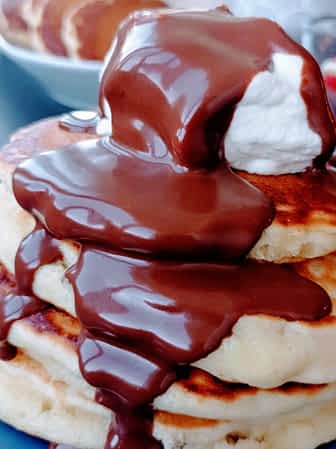 pila de tortitas con salsa de chocolate casera