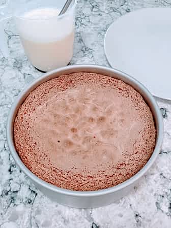 el bizcocho enfriando en el molde después de hornear