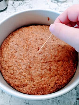 haciendo una prueba de palillo en un bizcocho de zanahoria