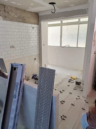 cocina reforma suelo imita madera