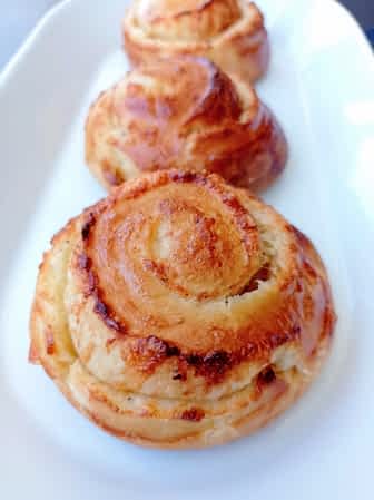 tres rolls de queso en un plato