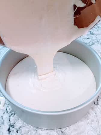 vertiendo la masa del pastel en un molde circular