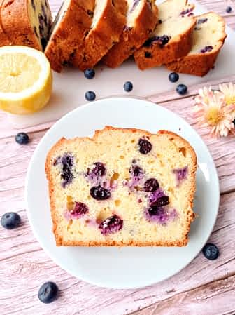 una rebanada de bizcocho de arándanos en un plato