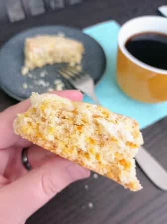 la vista interior de un scone de naranja