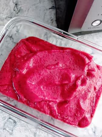 el recipiente frío con el sorbete de cerezas